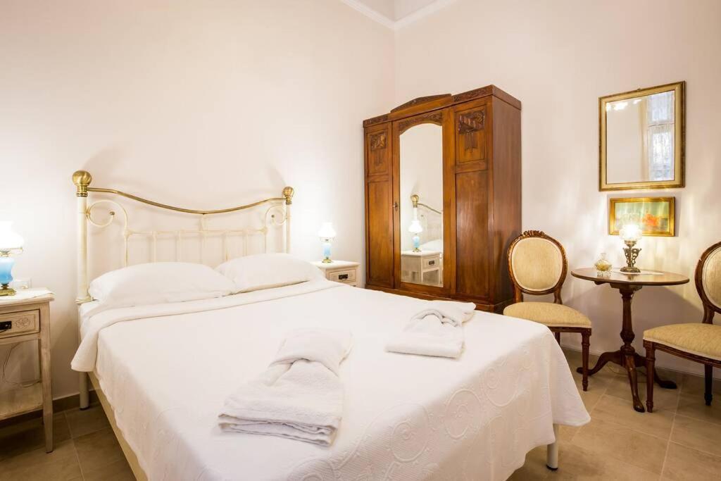 Neoclassical Apartment With 2 Bedrooms In Piraeus Exterior photo